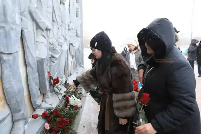 В День Независимости актюбинцы возложили цветы к мемориальному комплексу «Азаттықтың ақ таңы» (7)