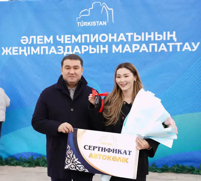 АКИМ ТУРКЕСТАНСКОЙ ОБЛАСТИ НАГРАДИЛ ЧЕМПИОНА И ПРИЗЕРА ЧЕМПИОНАТОВ МИРА И ВРУЧИЛ ИМ АВТОМОБИЛИ (2)