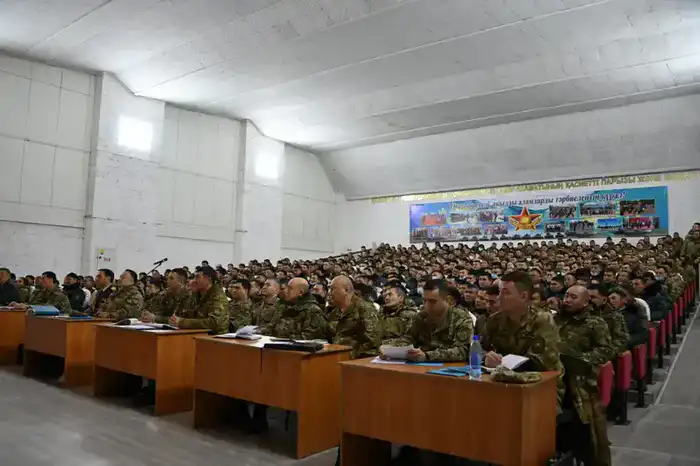 Офицеры Минобороны провели разъяснительную работу в воинских частях Восточного Казахстана (2)