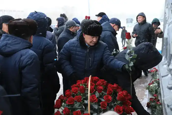 В День Независимости актюбинцы возложили цветы к мемориальному комплексу «Азаттықтың ақ таңы» (8)