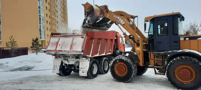 Обильный снегопад в Астане: коммунальные службы работают круглосуточно (5)