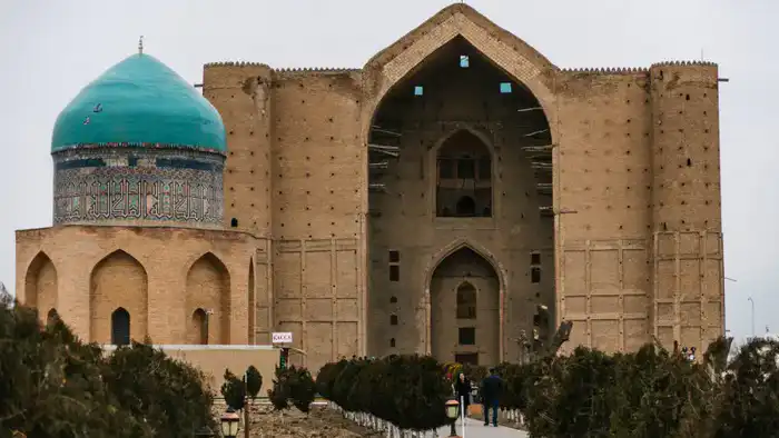 Аким Туркестанской области Нуралхан Кушеров прокомментировал заказ семиминутного видеоролика стоимостью 100 миллионов тенге, заявив, что власти стремились достичь эффекта, аналогичного популярной франшизе "Гарри Поттер". Павлодаре