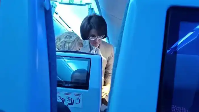 Министр здравоохранения Акмарал Альназарова прокомментировала видео, на котором она оказывает помощь пассажиру на борту самолёта Павлодаре