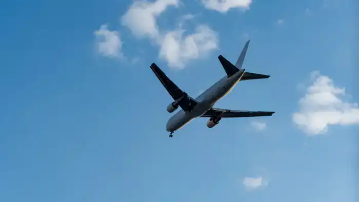 Министр транспорта Нурлан Сауранбаев прокомментировал ситуацию с высокими ценами на авиабилеты, отметив, что ожидания казахстанцев о 'дешёвом лоукостере без ограничений' не соответствуют реальной модели работы авиакомпаний. Павлодаре