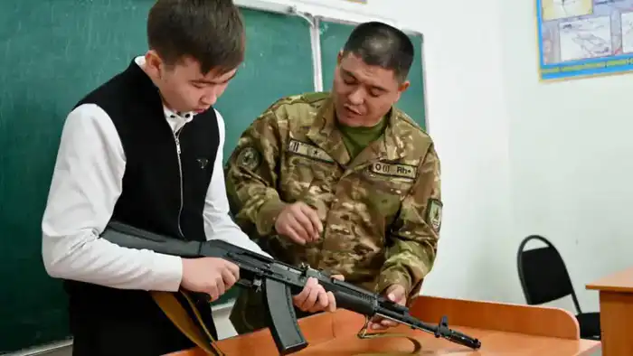 Минобороны Казахстана утвердило новые правила начальной военной подготовки в школах Павлодаре