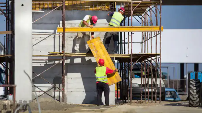 Депутат Мажилиса Ерлан Барлыбаев выступил с инициативой увеличить квоты на привлечение иностранной рабочей силы в Казахстан, отметив нехватку рабочих рук в стране. Он предложил смягчить условия для мигрантов, чтобы улучшить ситуацию на рынке труда. Павлодаре