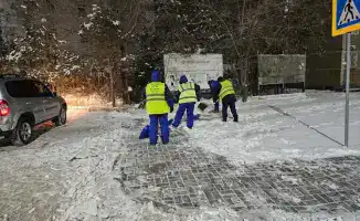 Астана очищает улицы от снега ночью