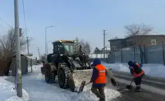 В Астане развернута масштабная операция по уборке снега с привлечением почти 3000 единиц спецтехники