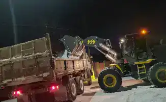 В Астане продолжаются снегоуборочные работы: 1 608 единиц спецтехники и 449 дорожных рабочих на ночной смене