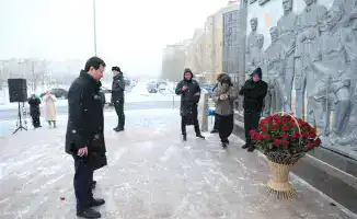 Церемония возложения цветов в Актобе: акцент на единство и память о независимости Казахстана