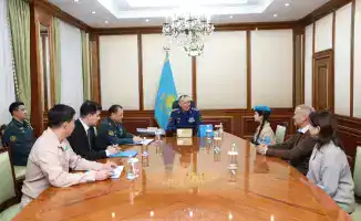 Министр обороны Даурен Косанов вручил Жасмине Тузеловой благодарственное письмо и подарок после её выступления на шоу «Голос. Дети»