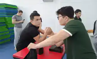 Успех турнира по армрестлингу среди студентов в Астане: укрепление спортивных связей и развитие студенческого сообщества