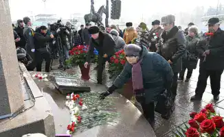 Цветы к монументу «Тәуелсіздік» в Алматы