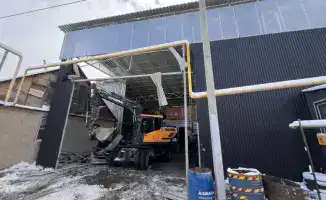 В Алматы начался снос незаконного двухэтажного здания на ул. Байдибек би