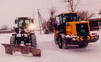 В Бородулихинском и Бескарагайском районах продолжается очистка дорог от снега