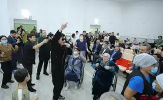 Подарки и поздравления от главы региона: как новогодние мероприятия влияют на поддержку получателей услуг Центра социальных услуг № 2