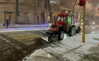 Алматы восстанавливает дороги после снежного шторма: коммунальные службы на страже безопасности