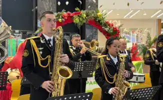 Празднование Дня Независимости военными и народом в Алматы
