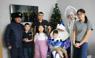 Полиция дарит детям сотрудников-героев новогоднюю сказку в ВКО