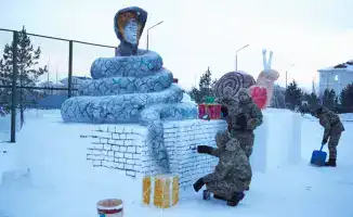 Снежные чудеса: гвардейцы построили новогодний городок