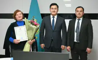 «Таза Қазақстан»: В Жетысайе патриот Надежда Завялова 40 лет бесплатно убирает улицы и сажает цветы