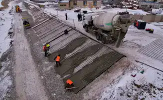 Аким области и жители Прибрежного проверили ход реконструкции защитных сооружений на дамбах