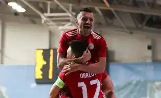 Алматинский 'Кайрат' усиливает состав новым вратарем перед решающими матчами Лиги чемпионов, подчеркивая важность командной сплоченности и стремление к победе в спорте.