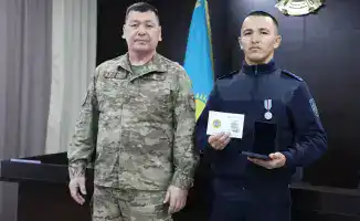 Награждение полицейских в Ұлытау: пример мужества и ответственности в условиях чрезвычайной ситуации