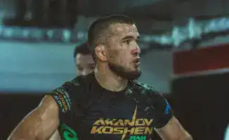 Казахстанский боец Кошен Аканов нокаутирует узбекистанца Худойбердиева на турнире Brave CF и ATF: символ единства и соперничества в Центральной Азии