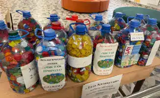 Школьники Астаны участвуют в экологической акции по сбору пластиковых крышек