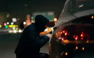 В Караганде задержан угонщик автомобиля, оставивший машину заведенной