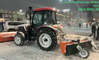 Более 1000 единиц спецтехники очищают улицы Астаны от снега ночью