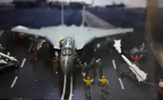 Студенты колледжей знакомятся с историческими диорамами в Карагандинском музее