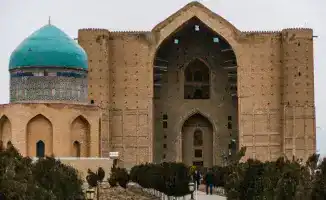 Аким Туркестанской области Нуралхан Кушеров прокомментировал заказ семиминутного видеоролика стоимостью 100 миллионов тенге, заявив, что власти стремились достичь эффекта, аналогичного популярной франшизе "Гарри Поттер".