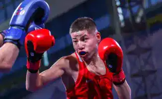 Казахстанский боксер Оразбек Асылкулов нокаутировал соперника на чемпионате мира, укрепив позиции страны в мировом боксе
