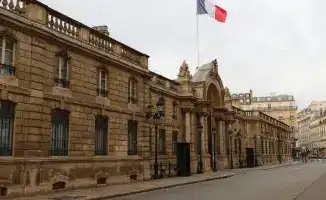 Из Елисейского дворца украдены предметы национального достояния: арестован серебряный камердинер