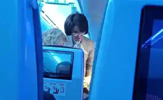 Министр здравоохранения Акмарал Альназарова прокомментировала видео, на котором она оказывает помощь пассажиру на борту самолёта