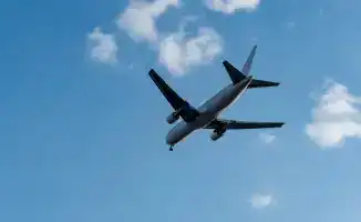 Министр транспорта Нурлан Сауранбаев прокомментировал ситуацию с высокими ценами на авиабилеты, отметив, что ожидания казахстанцев о 'дешёвом лоукостере без ограничений' не соответствуют реальной модели работы авиакомпаний.