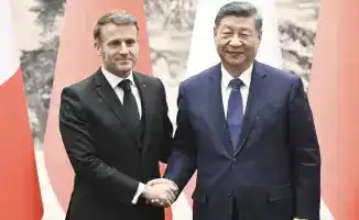 Макрон призывает Си Цзиньпина содействовать миру в Украине на встрече в Китае