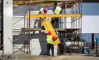 Депутат Мажилиса Ерлан Барлыбаев выступил с инициативой увеличить квоты на привлечение иностранной рабочей силы в Казахстан, отметив нехватку рабочих рук в стране. Он предложил смягчить условия для мигрантов, чтобы улучшить ситуацию на рынке труда.