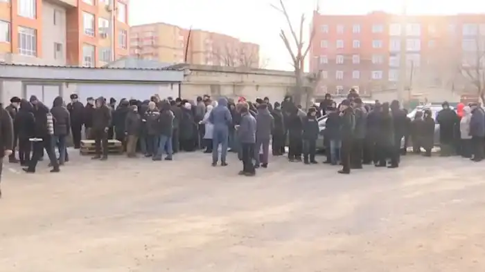 В Актобе разгорелся скандал из-за планов властей снести гаражный кооператив, существующий почти 40 лет. Более ста владельцев гаражей выразили недовольство полученными уведомлениями о сносе, так как власти намерены проложить сквозную дорогу прямо через их  Павлодаре