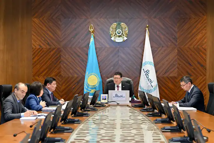 Аким области Абай проводит прием руководителей управлений, где заслушивает отчеты (6)