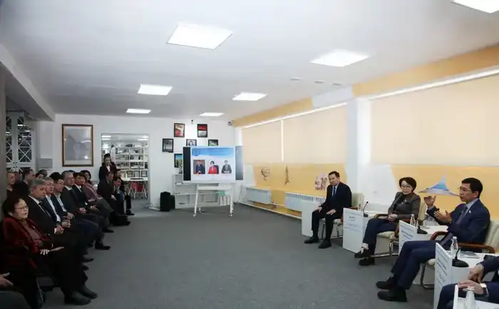 Депутаты Мажилиса обсудили реформы и социальные инициативы с учёными Караганды (5)