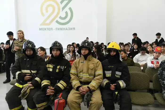 «Закон и порядок»: как не попасть в ловушку мошенников и что делать при ЧС, рассказали столичным школьникам (6)