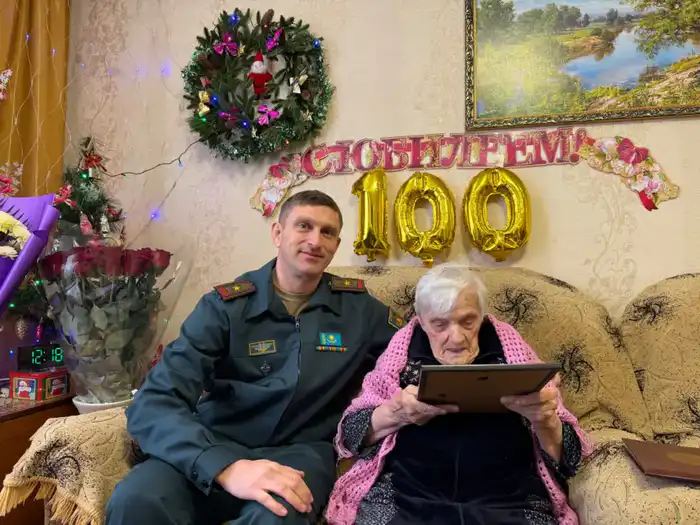 В Павлодарской области военнослужащие отметили вековой юбилей ветерана войны Марии Матюшиной, символизируя память о подвиге старшего поколения Павлодаре