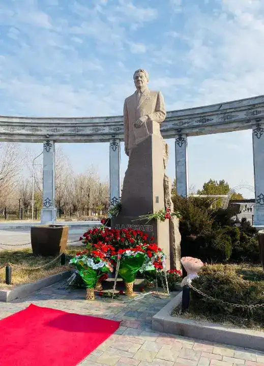 Память о Динмухамеде Конаеве: Влияние на современное общество и национальную идентичность Павлодаре