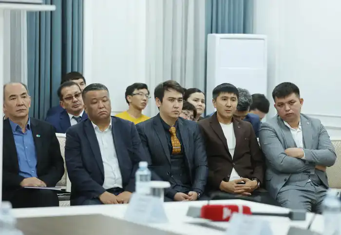 Ербол Карашукеев обсудил развитие культуры с творческой интеллигенцией Жамбылской области Павлодаре