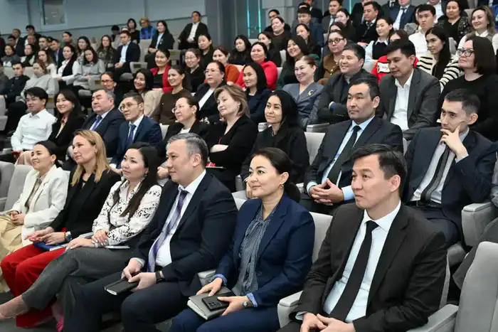 Дархан Жазықбай обсудил развитие госслужбы с сотрудниками министерств транспорта, промышленности и строительства РК (2)