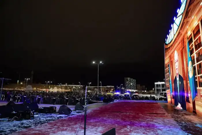 Актюбинцы массово и ярко встретили Новый год на главной площади города (4)