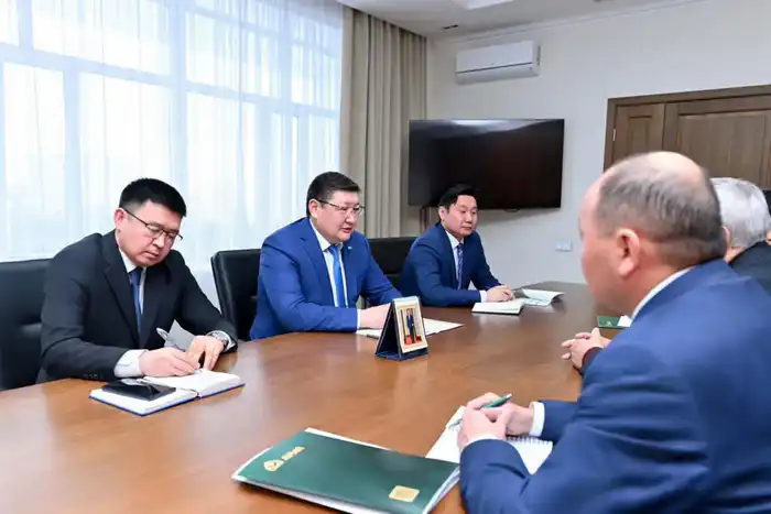 Аким области Абай встретился с депутатом Мажилиса Парламента Жигули Дайрабаевым (2)